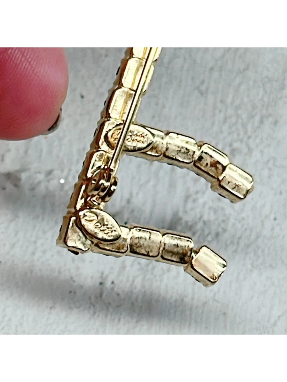 380u. Vintage Black Music Note Brooch
